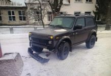 В Сараях Niva врезалась в бетонный блок