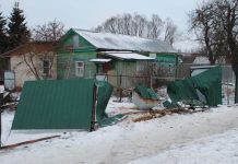 У жилого дома в Сараях машина снесла забор