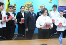 Паспорта сараевским школьникам вручили глава администрации округа и десантник