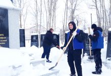 Сараевские волонтеры убрали снег у памятников