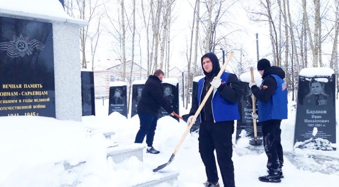 Сараевские волонтеры убрали снег у памятников
