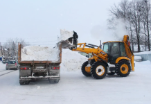 С улиц Сараев вывозят снег