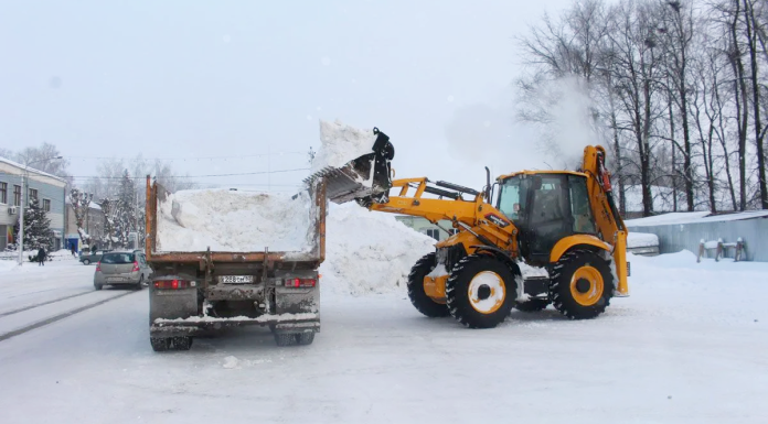 С улиц Сараев вывозят снег