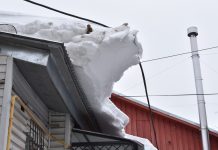 Губернатор Павел Малков поручил усилить проверки очистки кровель от наледи и снега