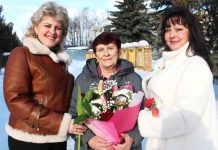 Сараевским женщинам в преддверии 8 Марта подарили цветы и праздничный концерт