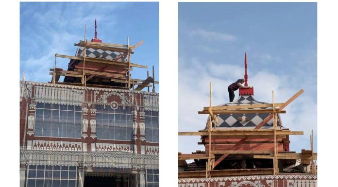 На здании Летнего клуба Дворянского собрания в Рязани смонтировали купол со шпилем