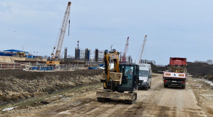 На стройплощадке моста через Оку работают более 300 человек и свыше 90 машин