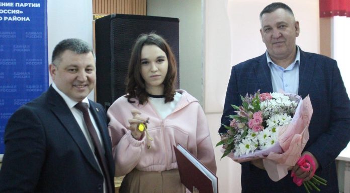 В Сараях оставшаяся без попечения родителей девушка получила ключи от квартиры
