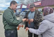 В Сараях волонтеры раздают георгиевские ленточки