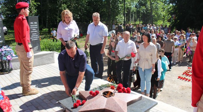 В Сараях в день памяти и скорби у мемориала защитников Родины прошел траурный митинг